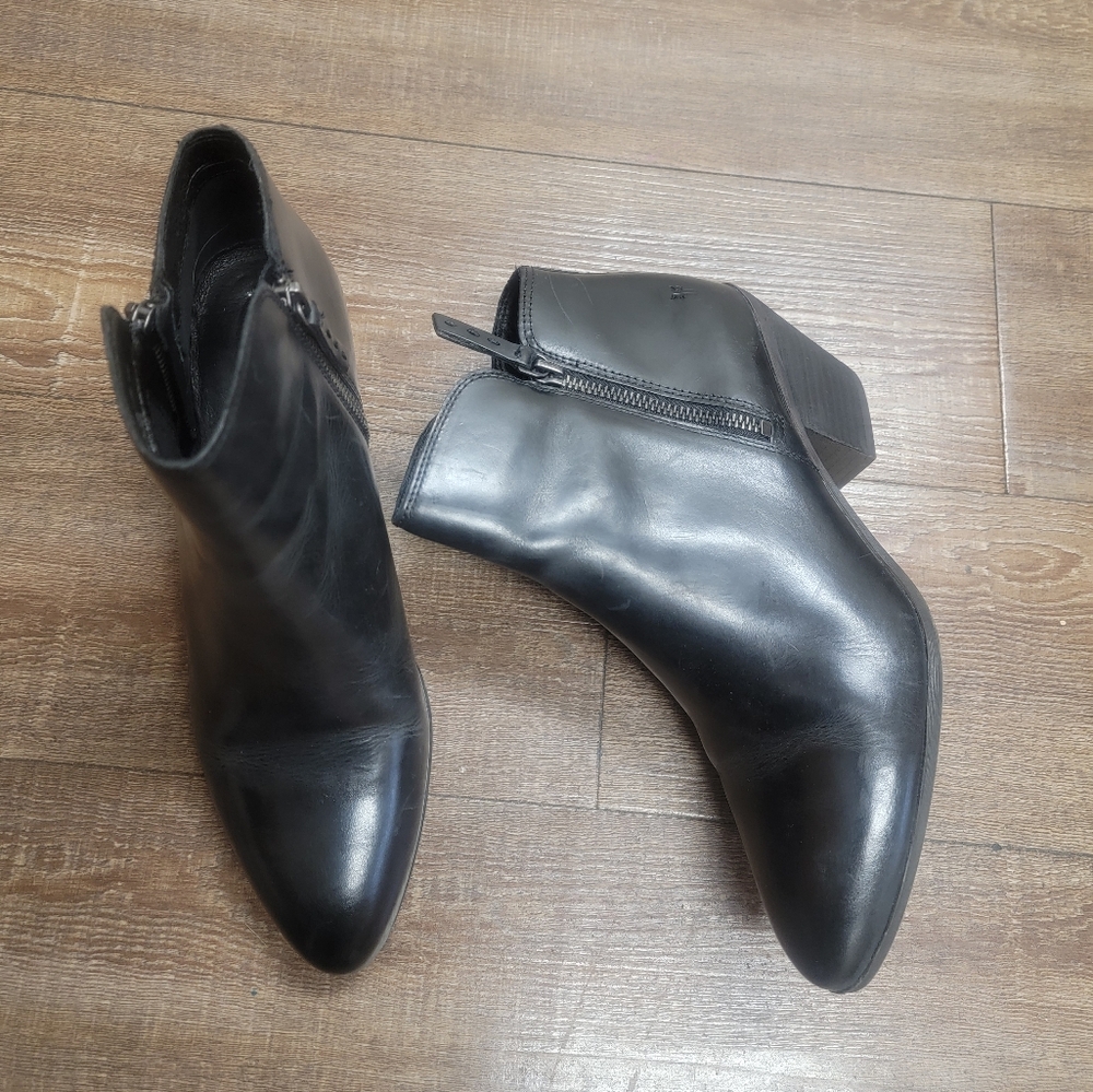 Women's Frye Judith Double Zip booties. Black. Size 10